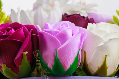 Sabundan yapılan yapay çiçekler. Seçici odaklı hediye buketi. Bir kızın doğum gününü ya da kadınlar bayramını kutlarım. Düğün ve nişan. Yakın plan arkaplan.