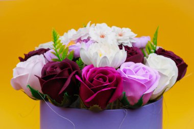 Sabundan yapılan yapay çiçekler. Seçici odaklı hediye buketi. Bir kızın doğum gününü ya da kadınlar bayramını kutlarım. Düğün ve nişan.