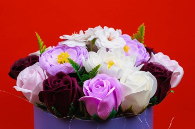 Sabundan yapılan yapay çiçekler. Seçici odaklı hediye buketi. Bir kızın doğum gününü ya da kadınlar bayramını kutlarım. Düğün ve nişan.