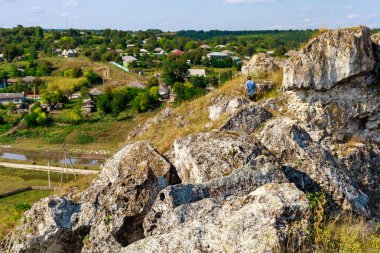 Doğu Avrupa 'nın vahşi kayalık ve dağlık doğası. Metin için kopya alanı olan peyzaj arkaplanı. Seçici odaklanma, uyumlu. Coban ya da Cobani köyü, Moldova 'ya hoş geldiniz..