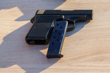 Silahların arasında masada bir silah, seçici bir odaklanma. Suç haberleri geçmişi. Ateşli silah sahipleri için kurallar kavramı. Atış talimi. Kaçak mala el koyma ve yasadışı taşıma..