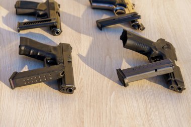 Tabancalar silahların arasında, seçici bir odak noktası. Suç haberleri geçmişi. Ateşli silah sahiplerinin kuralları. Atış talimi. Kaçakçılık ve yasadışı taşımacılık