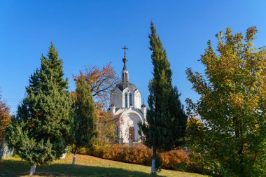 Çok güzel klasik kilise mimarisi. Kültür ve Hıristiyanlık dini. Metin için kopyalama alanı olan dini arkaplan