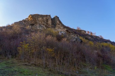 Doğu Avrupa 'nın vahşi kayalık ve dağlık doğası. Metin için kopya alanı olan peyzaj arkaplanı. Seçici odaklanma, tonlama.