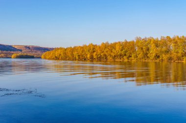 Geniş nehir. Metin veya harfler için kopya alanı olan Doğu Avrupa arka planı. Balık tutmak ve rafting yapmak için ideal. Bir turistin gözlerinden bak.