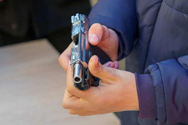 Pistol Tangan Seorang Pemuda Fokus Selektif Mengisi Ulang Senjata Latihan — Stok Foto