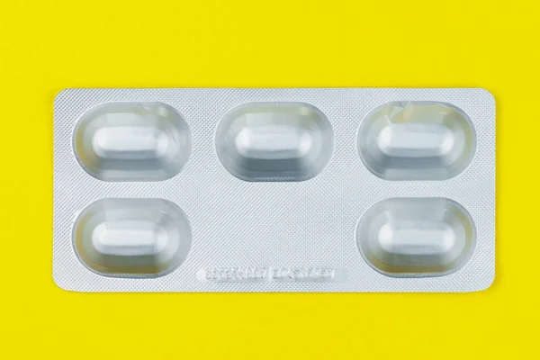 五片或五片药丸的起泡或包装 五个工作日的概念 黄色背景 医学和药理学 — 图库照片