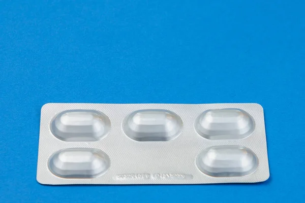 Blister Eller Förpackning Med Fem Tabletter Eller Piller Begreppet Fem — Stockfoto