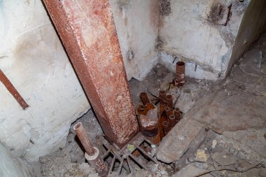 Terk edilmiş nükleer karşıtı gizli bir askeri sığınağın iç unsurları. Ürkütücü bir yer, kıyamet sonrası geçmişi..