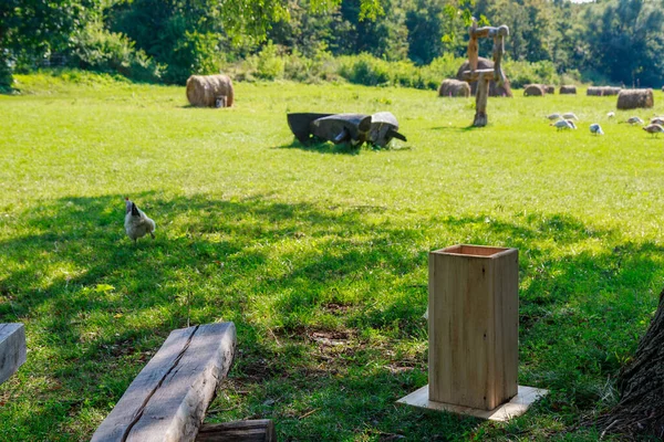 Köyde çevre dostu ahşap çöp kutuları var. Metin için kopyalama alanı olan arkaplan
