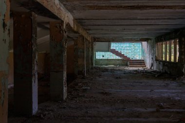 Yıkılmış ve terk edilmiş bir bina. Kıyametin mimarisi hakkında olağandışı detaylar. Arkaplan