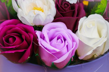 Sabundan yapılan yapay çiçekler. Seçici odaklı hediye buketi. Bir kızın doğum gününü ya da kadınlar bayramını kutlarım. Düğün ve nişan. Yakın plan arkaplan.