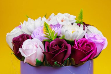 Sabundan yapılan yapay çiçekler. Seçici odaklı hediye buketi. Bir kızın doğum gününü ya da kadınlar bayramını kutlarım. Düğün ve nişan.