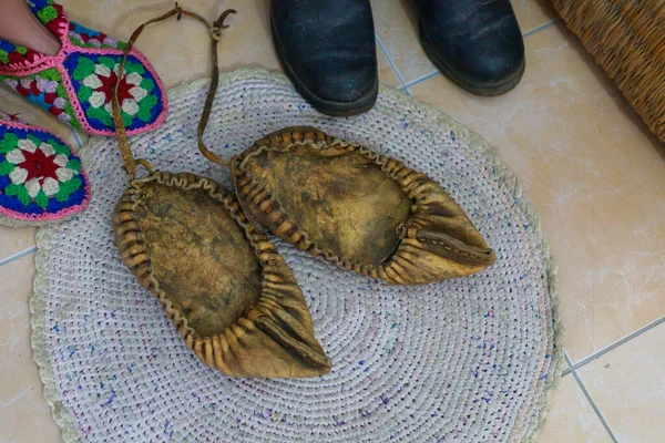 Seçici odaklı klasik otantik kırsal deri ayakkabılar. Metin için kopyalama alanı olan arkaplan