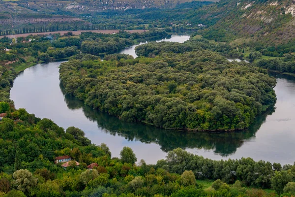 Isola Forma Cuore Sul Fiume Natura Sfondo Con Spazio Copia — Foto Stock