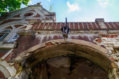 Terk edilmiş, 19. yüzyılın çürüyen tarihi mirası, eski, sahipsiz bir mülk. Metin için kopyalama alanı olan arkaplan
