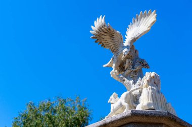 Bir yırtıcıyla savaşan bir kartalın antik anıtı. Metin için kopyalama alanı olan arkaplan