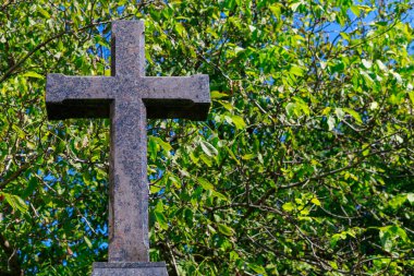 Hristiyanlığın dini bir sembolü olarak haç. İnancın dini işareti. Metin için kopyalama alanı olan arkaplan