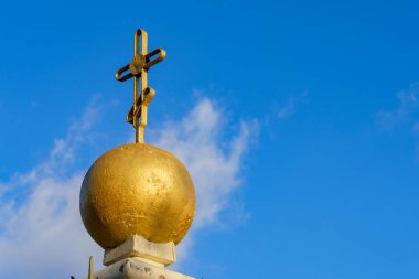 Hristiyanlığın dini bir sembolü olarak haç. İnancın dini işareti. Metin için kopyalama alanı olan arkaplan