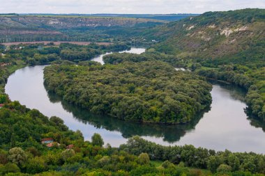 Doğada nehirde kalp şeklinde bir ada. Metin veya yazı için kopyalama alanı olan arkaplan