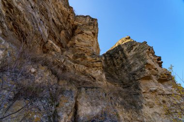 Doğu Avrupa 'nın vahşi kayalık ve dağlık doğası. Metin için kopya alanı olan peyzaj arkaplanı. Seçici odaklanma, tonlama.