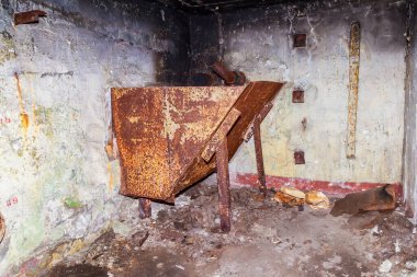 Terk edilmiş nükleer karşıtı gizli bir askeri sığınağın iç unsurları. Ürkütücü bir yer, kıyamet sonrası geçmişi..