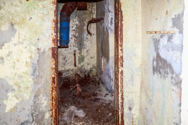 Terk edilmiş nükleer karşıtı bir askeri sığınağın içi. Ürkütücü bir yer, kıyamet sonrası geçmiş.