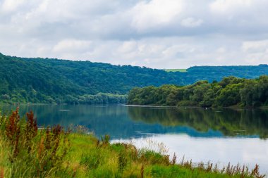 Geniş nehir. Metin veya harfler için kopya alanı olan Doğu Avrupa arka planı. Balık tutmak ve rafting yapmak için ideal. Bir turistin gözlerinden bak.