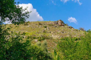 Doğu Avrupa 'nın vahşi kayalık ve dağlık doğası. Metin için kopya alanı olan peyzaj arkaplanı. Seçici odaklanma, uyumlu. Tipovo veya Tipova köyü, Moldova 'ya hoş geldiniz..