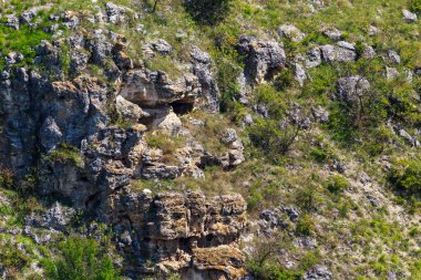 Doğu Avrupa 'nın vahşi kayalık ve dağlık doğası. Metin için kopya alanı olan peyzaj arkaplanı. Seçici odaklanma, uyumlu. Tipovo veya Tipova köyü, Moldova 'ya hoş geldiniz..