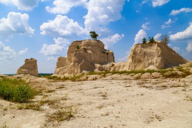 Vahşi doğadaki kireçtaşı dağı. Doğal taşla kaplı güzel bir manzara. Antik Sarmatya Denizi 'nin dibinde.