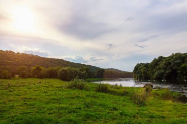 Nehir kıyısında. Metin veya harf için kopyalama alanı olan doğa arkaplanı.