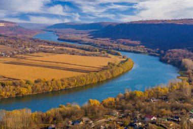 Geniş nehir. Metin veya harfler için kopya alanı olan Doğu Avrupa arka planı. Balık tutmak ve rafting yapmak için ideal. Bir turistin gözlerinden bak.