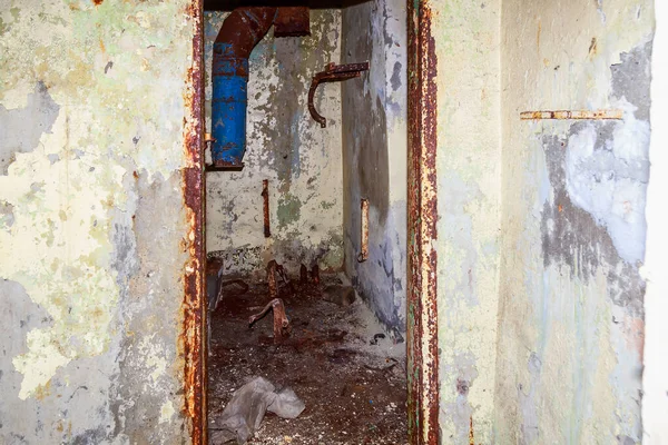 Terk edilmiş nükleer karşıtı bir askeri sığınağın içi. Ürkütücü bir yer, kıyamet sonrası geçmiş.
