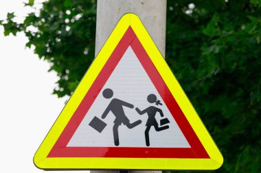 Yol işareti uyarısı çocuklar. Metin için kopyalama alanı olan arkaplan