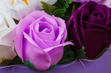 Sabundan yapılan yapay çiçekler. Seçici odaklı hediye buketi. Bir kızın doğum gününü ya da kadınlar bayramını kutlarım. Düğün ve nişan. Yakın plan arkaplan.