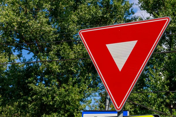 Sinal Aviso Estrada Triângulo Invertido Vermelho Fundo Com Espaço Cópia — Fotografia de Stock