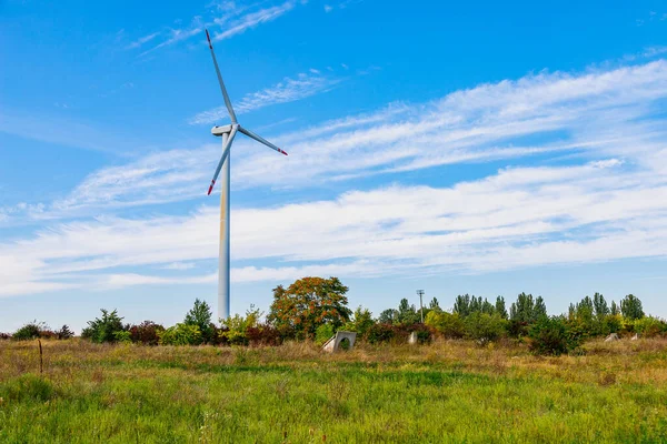 Elektrik üretimi için yel değirmenleri. Yeşil enerji konsepti. Metin için kopyalama alanı olan arkaplan. Şehrin dışındaki modern çiftlik..