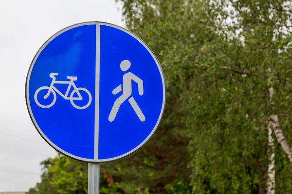 Verkehrszeichen Radweg Und Fußgängerzone Hintergrund Mit Kopierraum Für Text — Stockfoto