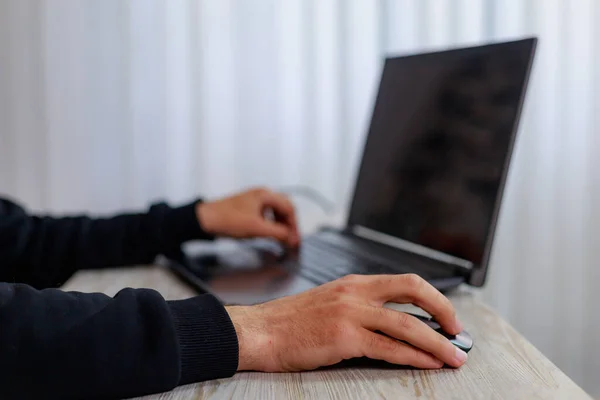 Mano Ratón Computadora Hombre Trabajador Enfoque Selectivo Con Fondo Borroso — Foto de Stock