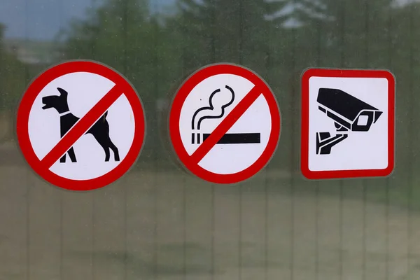Znaki Zewnętrznej Szybie Budynku Biurowego Zakazujące Palenia Wchodzenia Psami Ostrzeżenie — Zdjęcie stockowe