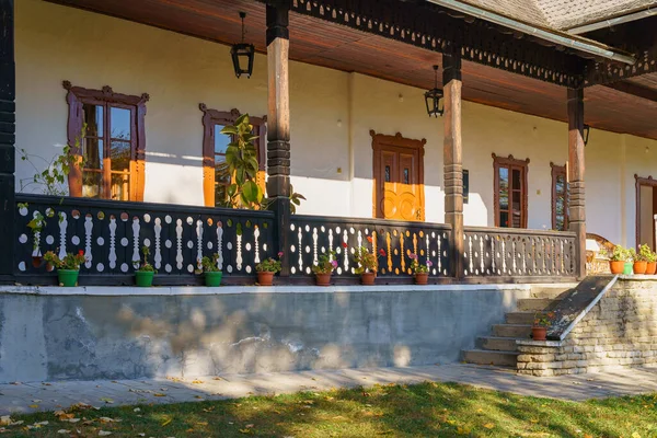 Hakiki, eski bir etnik köy evi. Metin için kopyalama alanı olan doğal sonbahar arkaplanı