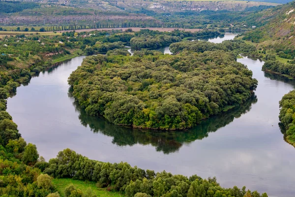 Doğada nehirde kalp şeklinde bir ada. Metin veya yazı için kopyalama alanı olan arkaplan