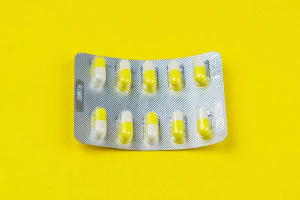 Buborékcsomagolás Vagy Orvosi Tablettát Vagy Tablettát Tartalmazó Csomagolás Sárga Háttér — Stock Fotó