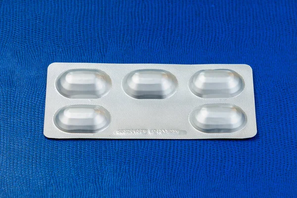 Blister Eller Förpackning Med Fem Tabletter Eller Piller Begreppet Fem — Stockfoto