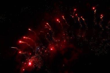 Kara gökyüzüne karşı çok güzel havai fişekler. Metin ve yazıtlar için kopyalama alanı var. Tasarım için grafik bir kaynak. Tasarımcı için boş. Altını çiz ya da altını.