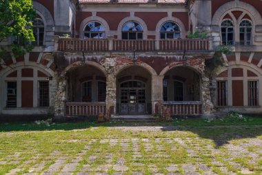 Terk edilmiş, 19. yüzyılın çürüyen tarihi mirası, eski, sahipsiz bir mülk. Metin için kopyalama alanı olan arkaplan