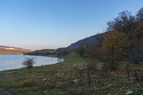 Nehir kıyısında. Metin veya harf için kopyalama alanı olan doğa arkaplanı.