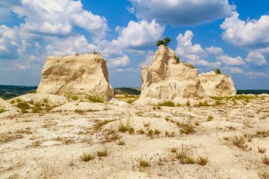 Vahşi doğadaki kireçtaşı dağı. Doğal taşla kaplı güzel bir manzara. Antik Sarmatya Denizi 'nin dibinde.