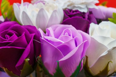 Sabundan yapılan yapay çiçekler. Seçici odaklı hediye buketi. Bir kızın doğum gününü ya da kadınlar bayramını kutlarım. Düğün ve nişan. Yakın plan arkaplan.